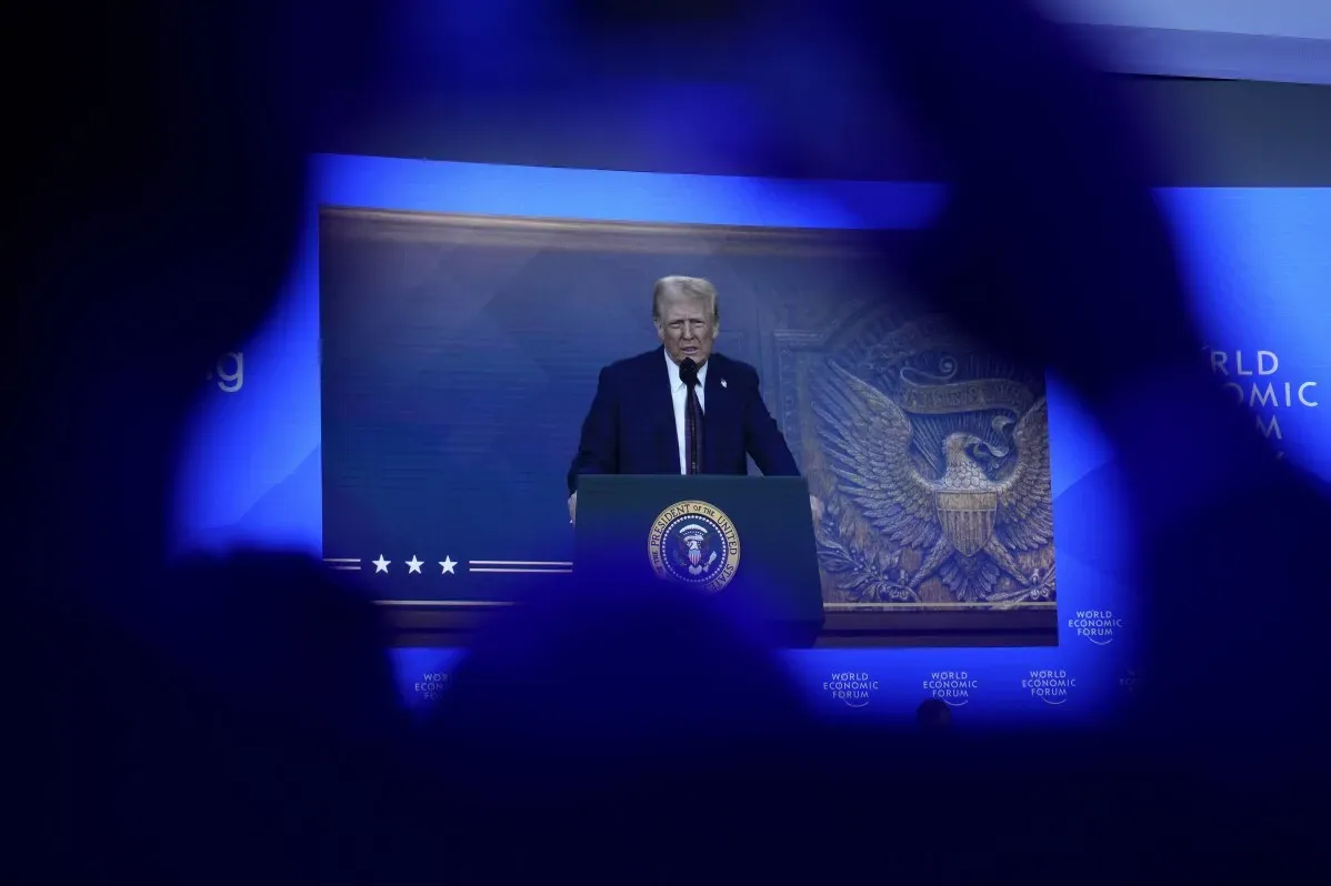 خلال خطاب ألقاه في المنتدى الاقتصادي العالمي بدافوس، قدم ترامب وعودًا بتخفيض الضرائب للمستثمرين الذين يعيدون التصنيع إلى أمريكا، مهددًا بفرض رسوم جمركية على العكس.