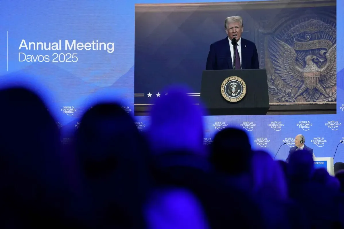 ترامب يتحدث خلال المنتدى الاقتصادي العالمي في دافوس 2025، مع التركيز على تخفيض الضرائب وجذب التصنيع إلى الولايات المتحدة.