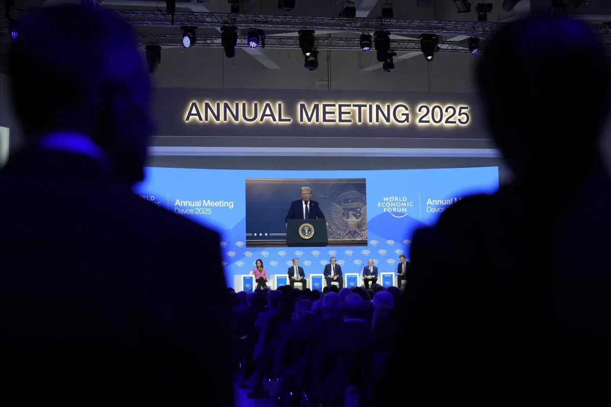 ترامب يتحدث في المنتدى الاقتصادي العالمي بدافوس 2025، محاطًا بالنخب العالمية، مستعرضًا سياسة تخفيض الضرائب والاستثمار في أمريكا.