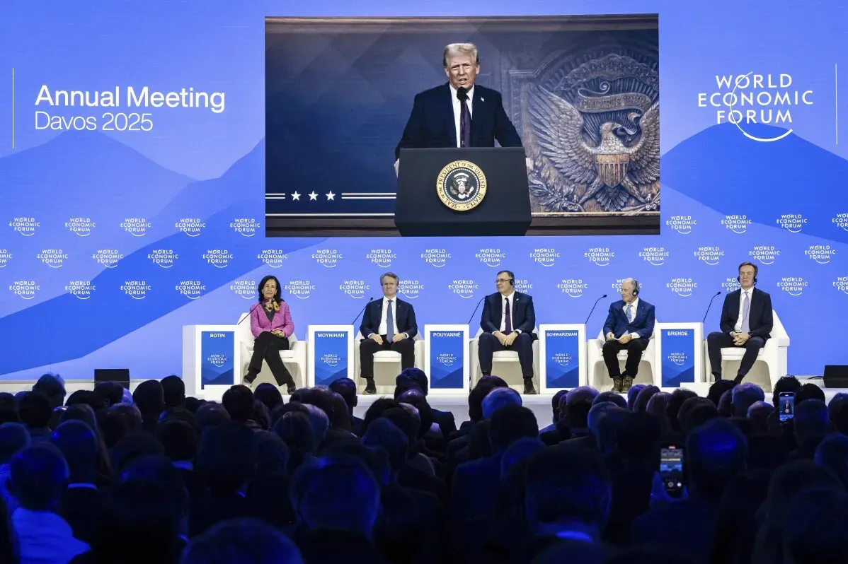 ترامب يلقي خطابًا عبر الفيديو في منتدى دافوس 2025، مؤكدًا على تخفيض الضرائب لجذب التصنيع إلى الولايات المتحدة.