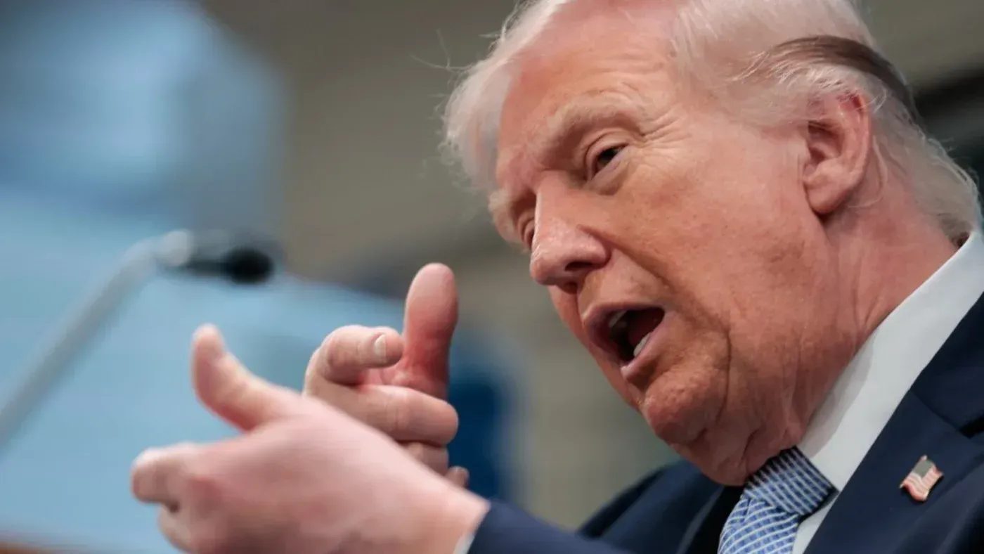 تصريح للرئيس الأمريكي دونالد ترامب أثناء حديثه عن إيران، مع تعبيرات وجهية قوية تعكس تهديداته بشأن الوضع في مضيق هرمز.