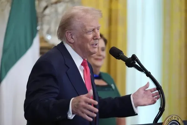 ترامب يتحدث في المكتب البيضاوي، مهددًا بفرض رسوم جمركية على النبيذ والشمبانيا الأوروبية ردًا على رسوم الويسكي الأمريكي.