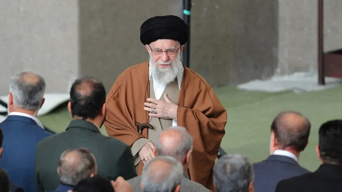 المرشد الأعلى الإيراني آية الله علي خامنئي يتحدث مع مجموعة من المسؤولين، معبرًا عن موقف إيران تجاه التهديدات الأمريكية.