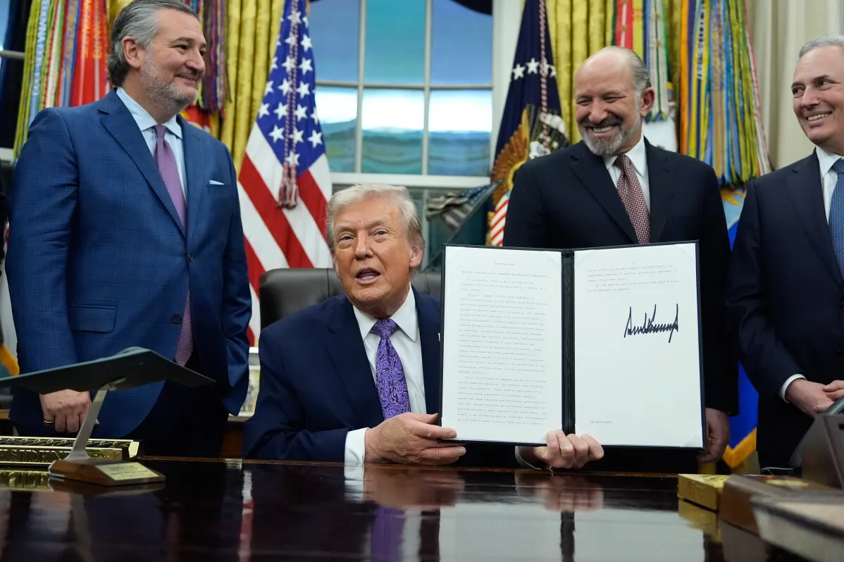 ترامب يحمل مرسوماً تنفيذياً بشأن تنظيم الذكاء الاصطناعي، محاطاً بعدد من المسؤولين في المكتب البيضاوي، مع العلميات الأمريكية خلفهم.
