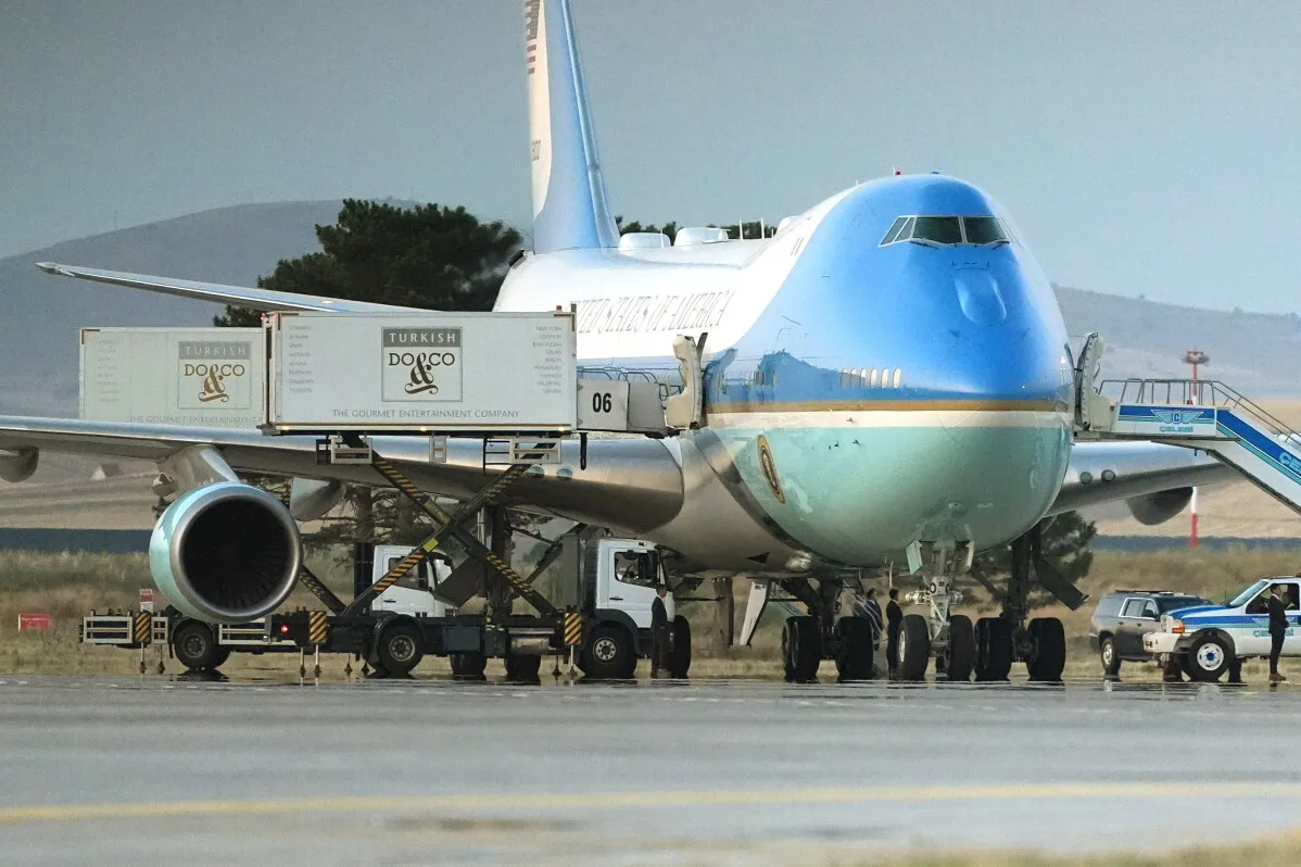 طائرة Air Force One القديمة الزرقاء واقفة في مطار أنقرة أثناء تجهيزها وسط إجراءات أمنية مشددة في ظل تهديدات إيرانية للرئيس ترامب.