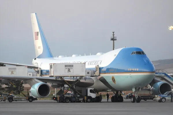 طائرة Air Force One القديمة الزرقاء متوقفة في مطار أنقرة خلال قمة الناتو، تعكس إجراءات أمنية مشددة وسط تهديدات إيرانية للرئيس ترامب.