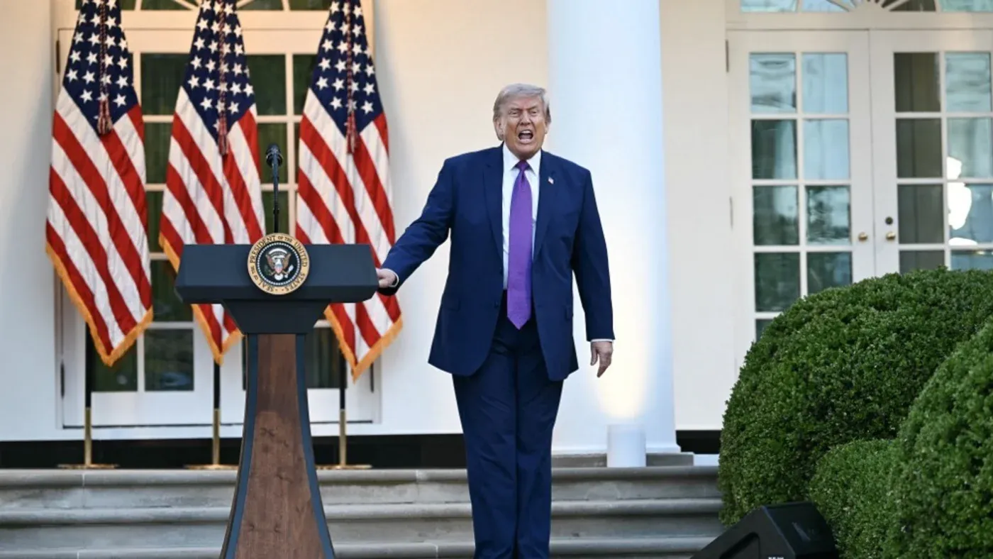 ترامب يتحدث من حديقة البيت الأبيض، محاطًا بالأعلام الأمريكية، معبرًا عن خيبة أمله من الأكراد بسبب عدم دعمهم للمعارضة الإيرانية.