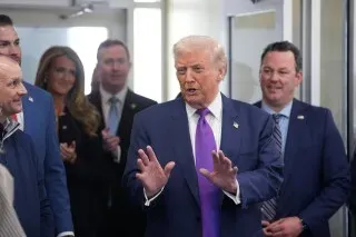 ترامب يتحدث في أحد المطاعم بجورجيا، محاطًا بمجموعة من الحضور، حيث يناقش قضايا الانتخابات والاقتصاد.