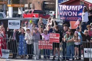 مجموعة من المؤيدين للرئيس ترامب في جورجيا، يحملون لافتات تدعمه وتؤكد على مزاعم فوزه في الانتخابات، وسط أجواء حماسية.