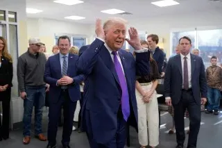 ترامب خلال زيارة لمطعم في جورجيا، مع التركيز على قضايا الانتخابات والاقتصاد، وسط حضور عدد من المؤيدين.