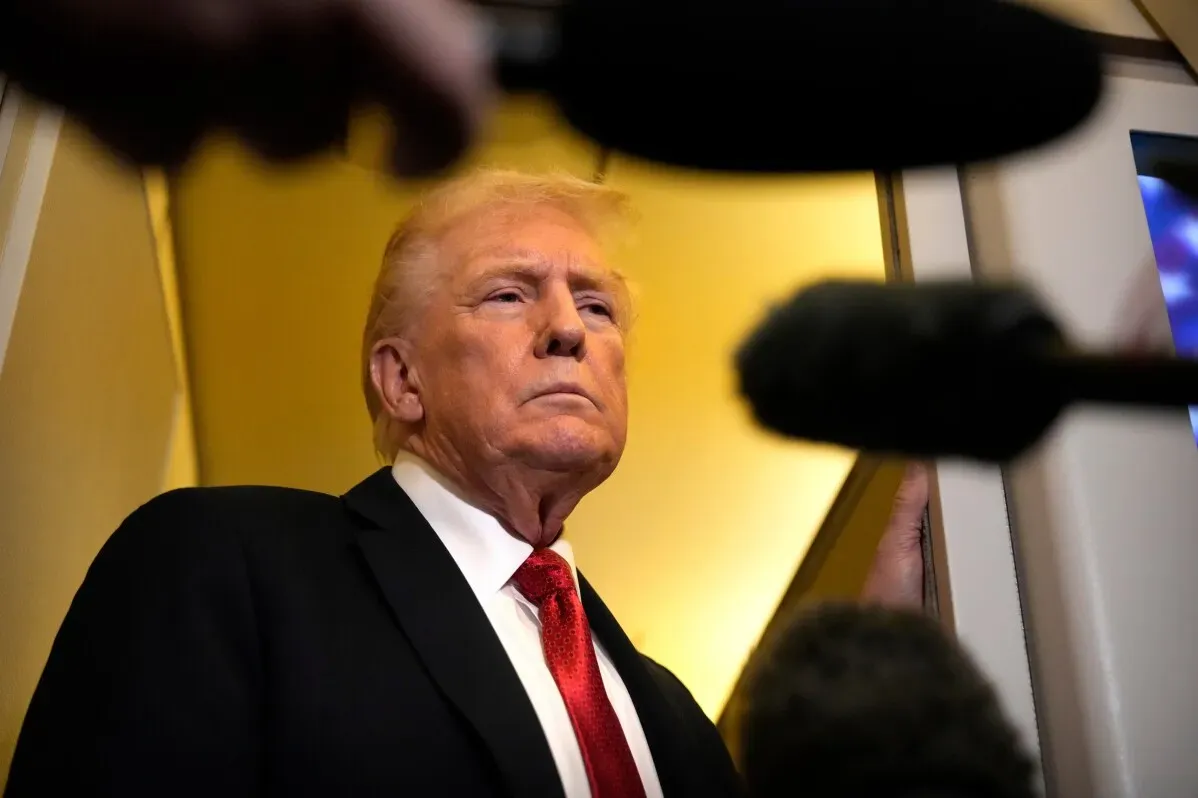 ترامب يتحدث إلى الصحفيين في البيت الأبيض، مع التركيز على قضايا التجارة والعلاقات مع الصين، وسط أجواء متوترة.