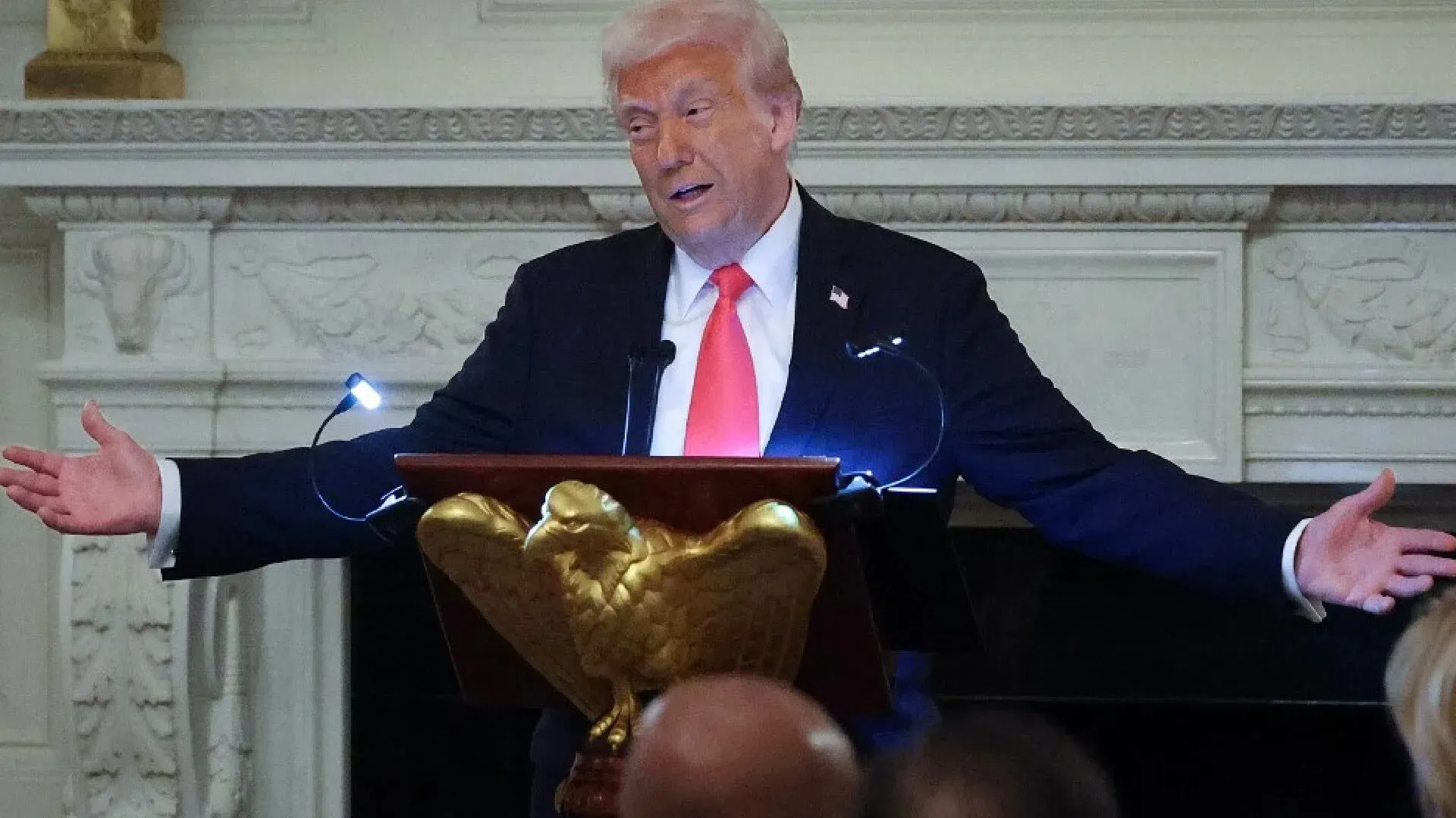 ترامب يتحدث في حفل إفطار بالبيت الأبيض، معبرًا عن شكره للمسلمين الأمريكيين ودعمه للسلام في الشرق الأوسط.