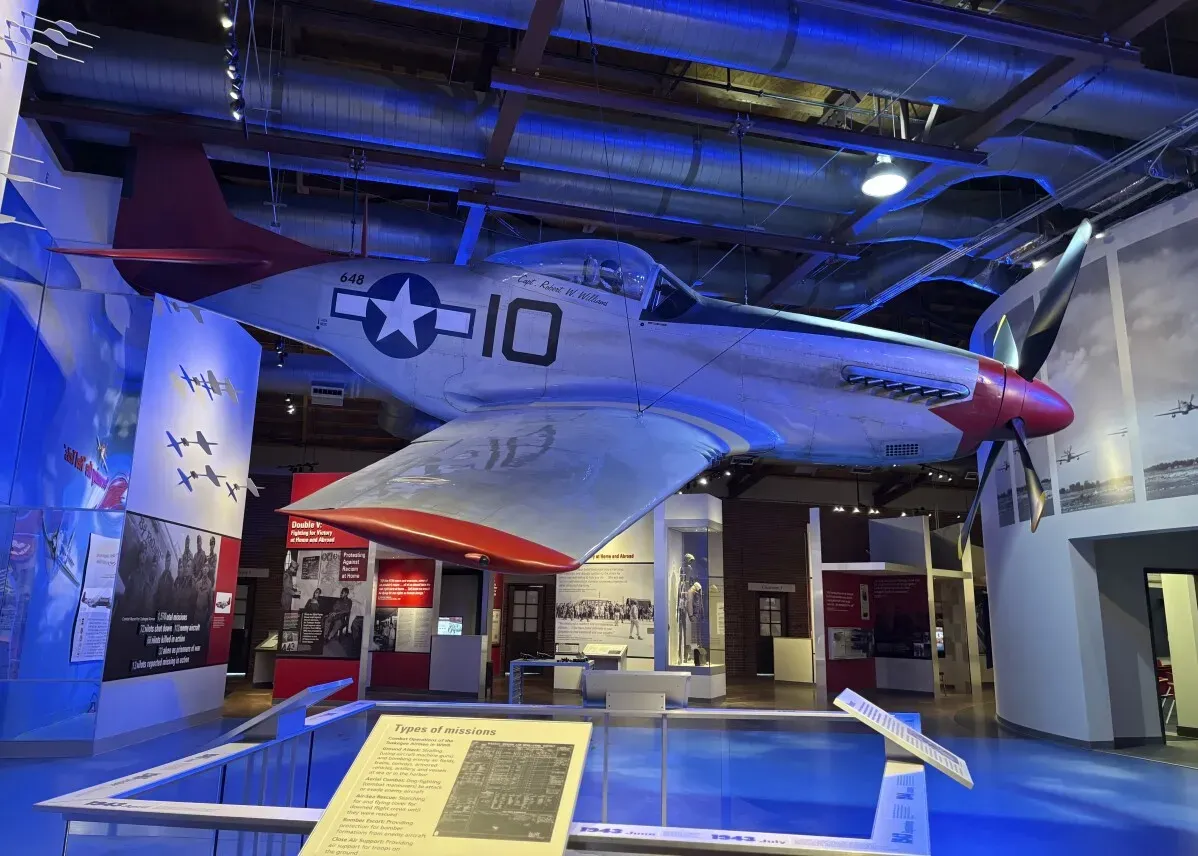 طائرة موستانج P-51 ذات الذيل الأحمر في متحف، تكريمًا لطياري توسكيجي الذين ساهموا في الحرب العالمية الثانية.