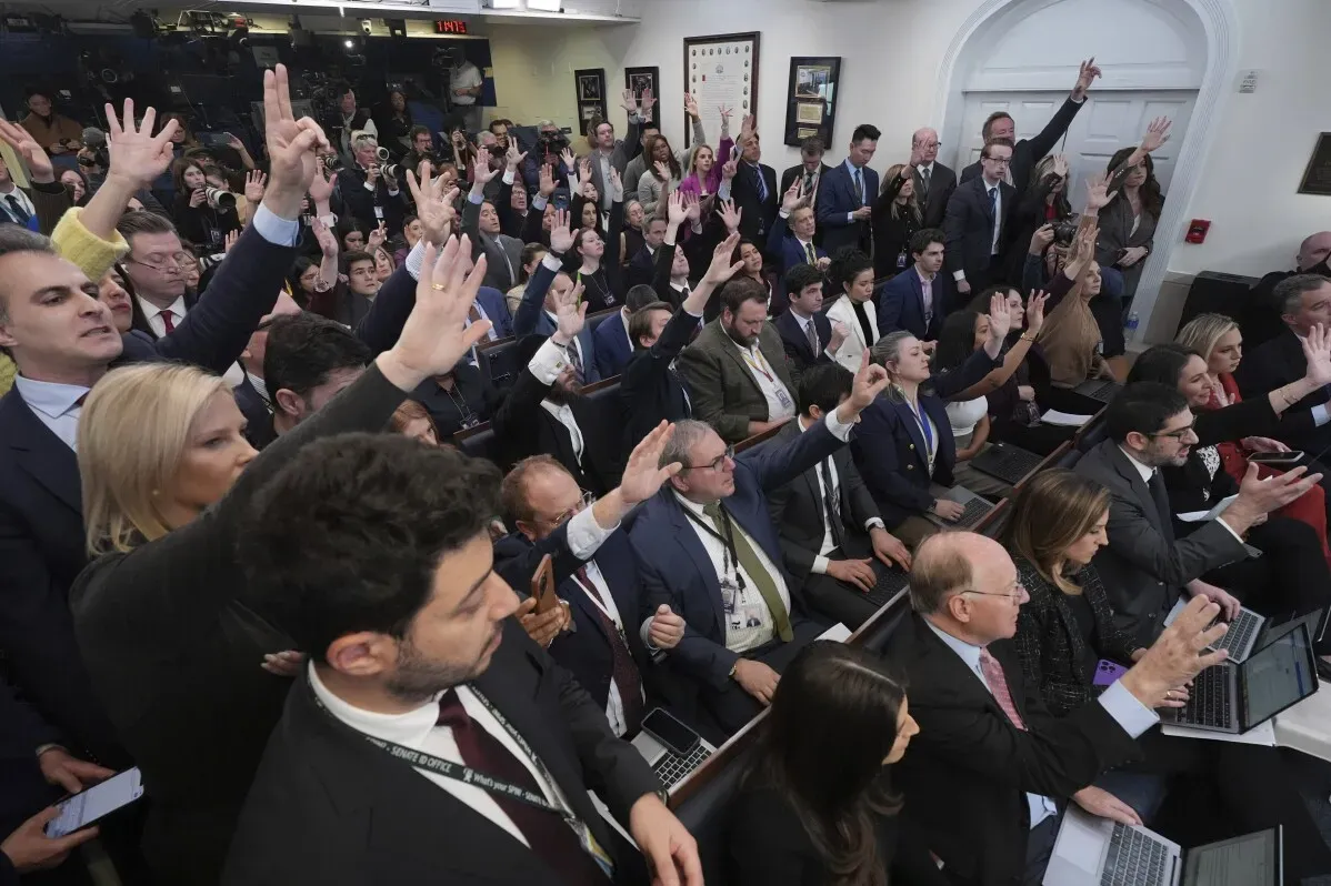 صورة لمؤتمر صحفي في البيت الأبيض، حيث يرفع العديد من الصحفيين أيديهم لطرح الأسئلة، وسط أجواء متوترة تجاه تصريحات ترامب حول حادث تحطم الطائرة.
