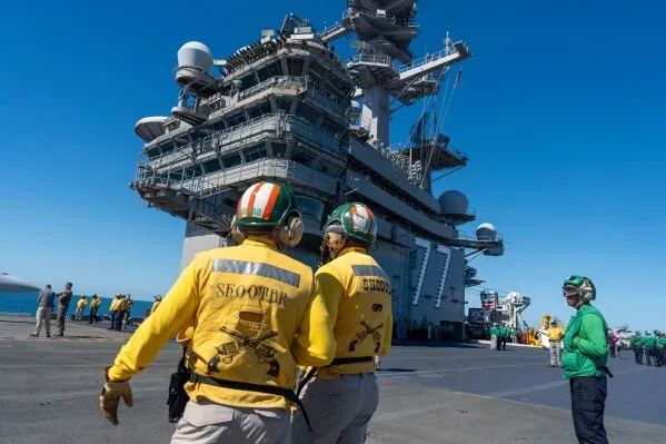 جنود يرتدون ملابس عسكرية على متن حاملة طائرات، مع التركيز على الأنشطة البحرية والاحتفال بالذكرى السنوية للبحرية الأمريكية.