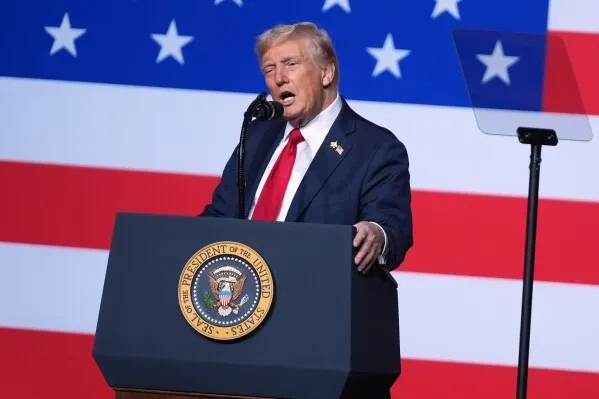 ترامب يتحدث في نورفولك بفيرجينيا، خلفه علم أمريكي كبير، خلال احتفال بالذكرى السنوية للبحرية الأمريكية وسط جدل حول الإغلاق الحكومي.