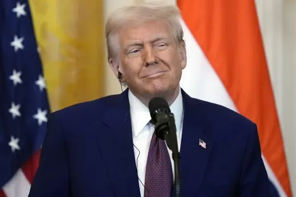الرئيس ترامب يتحدث في مؤتمر صحفي، مع العلم الأمريكي وعلم الهند خلفه، مع تعبير عن الثقة في تنفيذ التعريفات الجمركية الجديدة.
