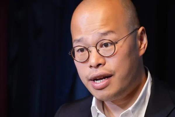 Sebastien Lai يتحدث عن قضيّة والده Jimmy Lai، الناشط الديمقراطي المسجون في هونغ كونغ، وتأملاته حول تدخل ترامب المحتمل للإفراج عنه.