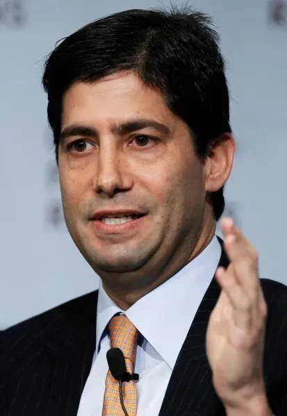 Kevin Warsh يتحدث خلال جلسة استماع في مجلس الشيوخ الأمريكي، حيث يتناول قضايا اقتصادية هامة مثل التضخم وأسعار الفائدة.
