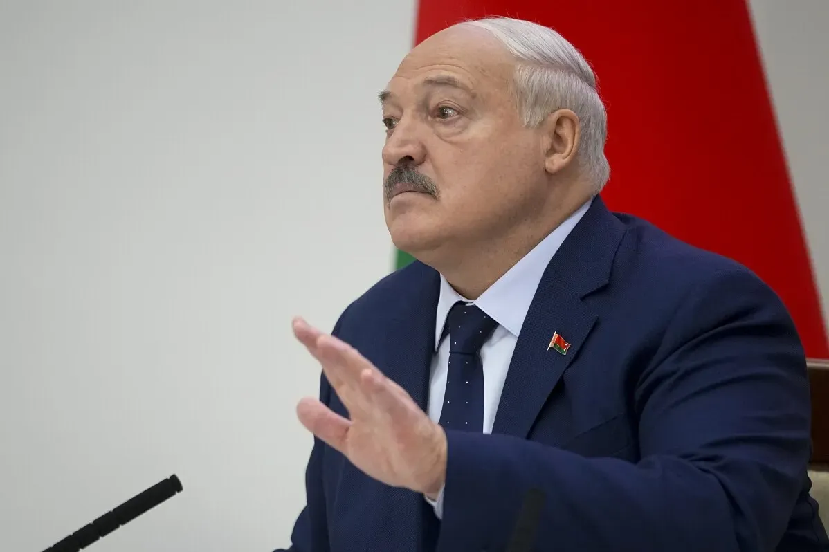 الرئيس البيلاروسي ألكسندر لوكاشينكو يتحدث خلال اجتماع، مع العلم الوطني خلفه، معبرًا عن موقفه تجاه التمويل الخارجي.