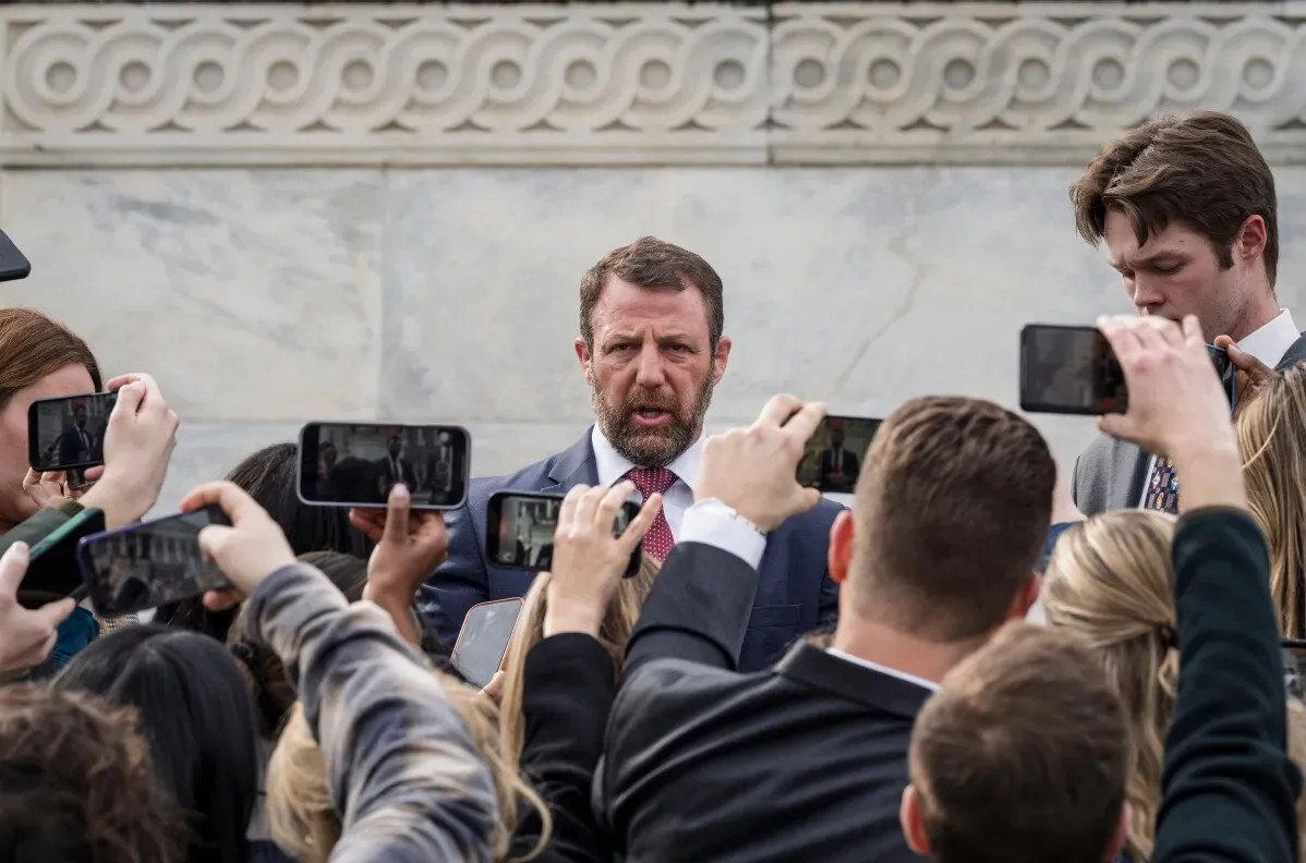 السيناتور ماركواين مولين يتحدث إلى حشد من الصحفيين وسط طوابير من الهواتف المحمولة التي تسجل الحدث، في إطار ترشيحه لمنصب وزير الأمن الداخلي.