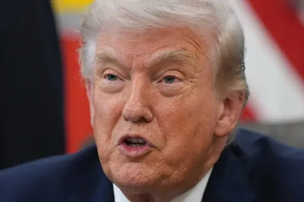 صورة لدونالد ترامب يتحدث، مع تعبيرات وجهية واضحة، في سياق مناقشة مشروع قاعة الاحتفالات في البيت الأبيض.