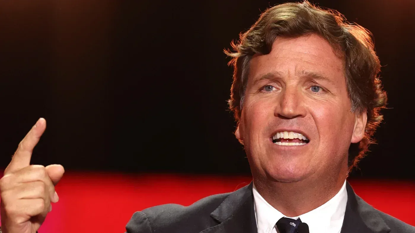 تاكر كارلسون يتحدث بحدة خلال برنامجه، مشيرًا إلى التوترات بين إسرائيل والدول العربية، مع التركيز على الأحداث الأمنية الأخيرة.