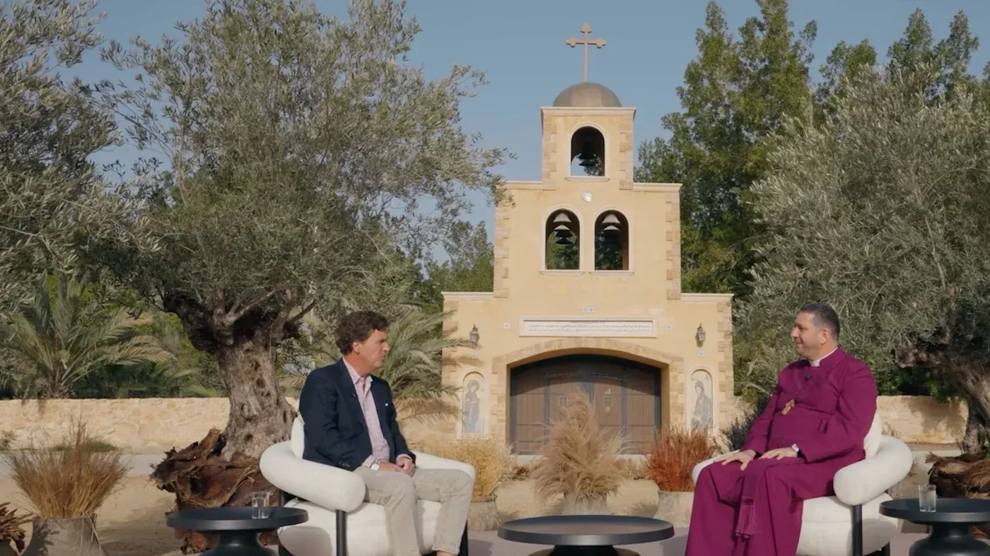 مقابلة بين تاكر كارلسون ورئيس أساقفة القدس الأنجليكاني حسام نعوم، أمام كنيسة في الأردن، تتناول قضايا الحرية الدينية.