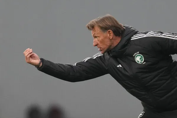 هيرفي رينارد، المدرب الفرنسي الجديد للمنتخب التونسي، يتفاعل بحماس خلال مباراة، في إطار سعيه لإنقاذ مسيرة الفريق في كأس العالم.