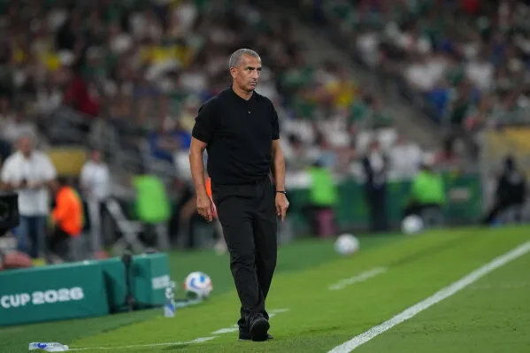 تعيين المدرب الفرنسي هيرفي رينارد بدلاً من صابري لاموشي لقيادة منتخب تونس بعد الخسارة الثقيلة أمام السويد في كأس العالم.