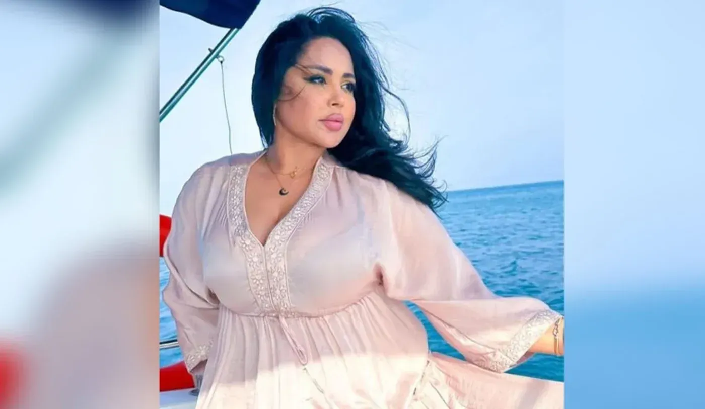 ليدي سمارة، مؤثرة على إنستجرام، تظهر في إطلالة بحرية، تعكس مظاهر الحرية والتحدي للقوانين الأخلاقية في تونس.