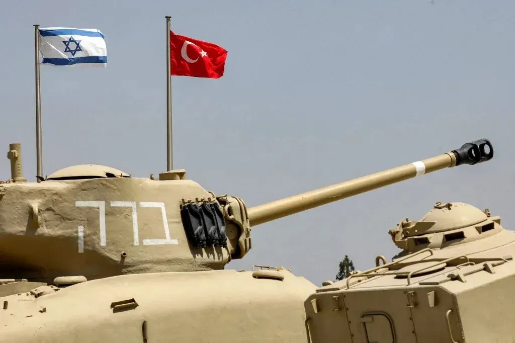دبابة تحمل العلمين التركي والإسرائيلي، تعكس التوترات العسكرية بين البلدين في ظل التطورات في سوريا.