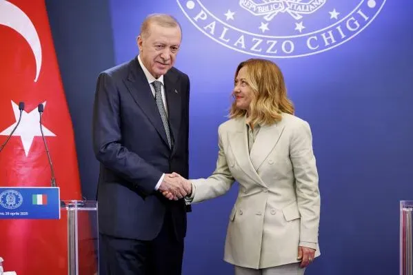 الرئيس التركي رجب طيب أردوغان ورئيسة وزراء إيطاليا جيورجيا ميلوني يتصافحان خلال القمة الحكومية الدولية لتعزيز التعاون بين تركيا وإيطاليا.
