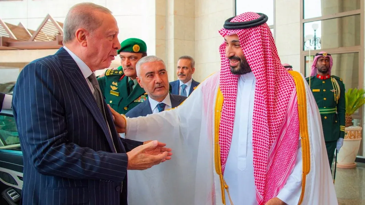 لقاء رسمي في مكة بين الرئيس التركي رجب طيب أردوغان وولي العهد السعودي محمد بن سلمان يعكس التقارب السياسي والأمني بين تركيا والسعودية.