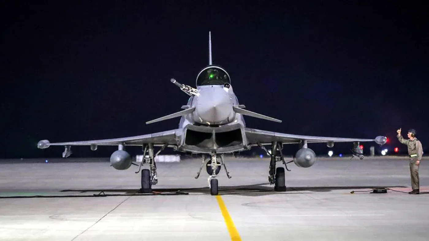 مقاتلة Eurofighter Typhoon على مدرج ليلي، تعكس التعاون الدفاعي المتزايد بين تركيا والمملكة المتحدة ضمن اتفاقية شراكة أمنية شاملة.