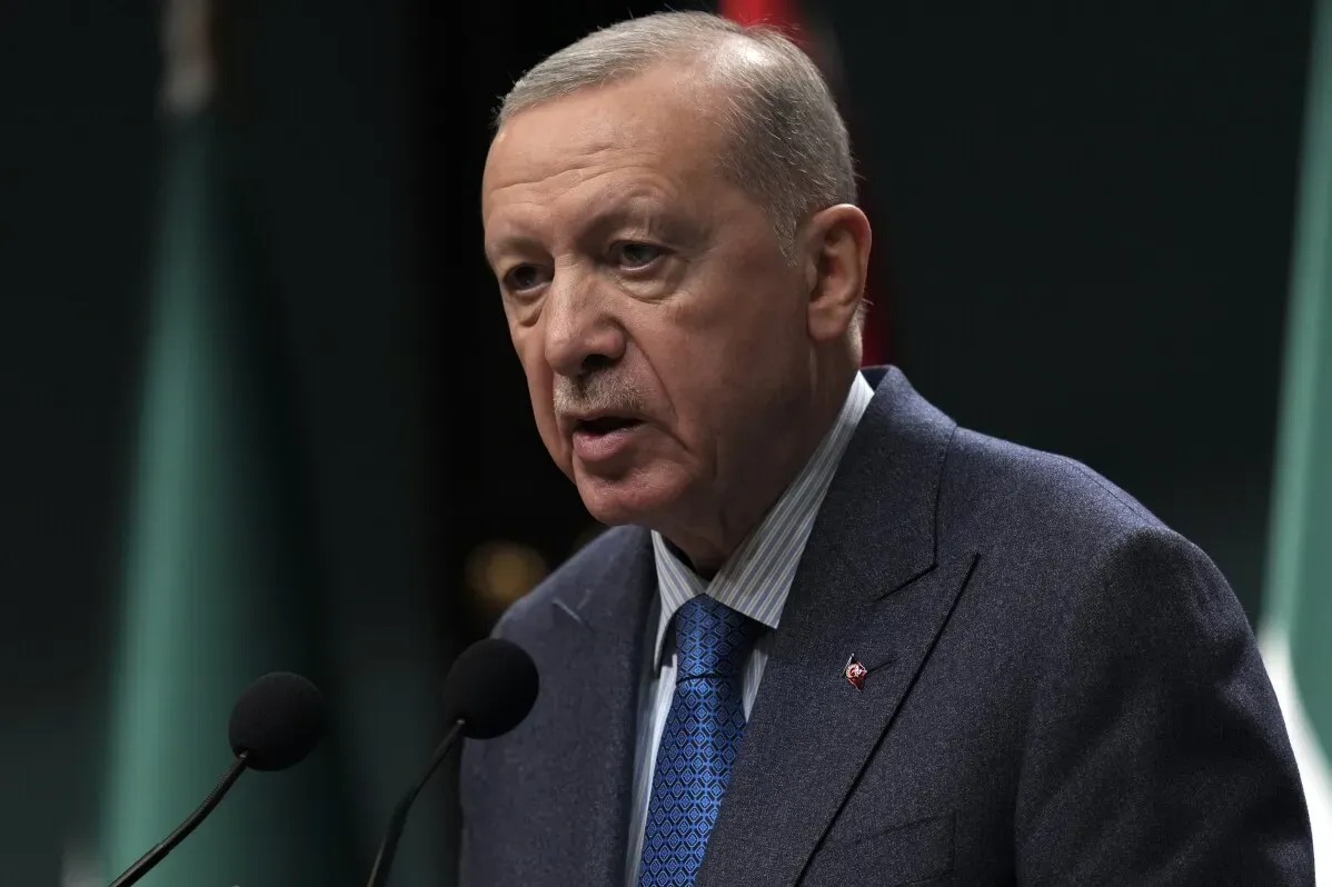 إردوغان يتحدث خلال مؤتمر صحفي، مع التركيز على العلاقات التركية الأفغانية وتأثير طالبان على الدبلوماسية.