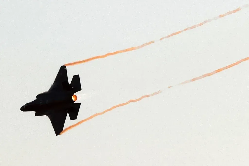 طائرة F-35 تطير في السماء مع انبعاث دخان ملون، تعكس جهود تركيا لاستعادة علاقاتها الدفاعية مع الولايات المتحدة.