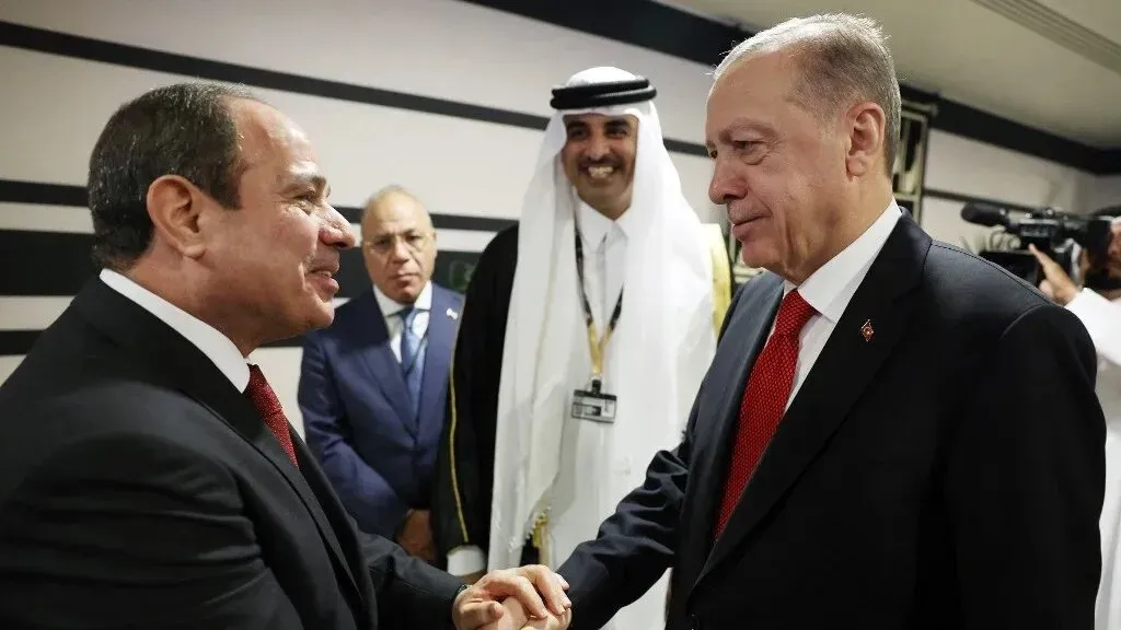 لقاء بين الرئيس المصري عبد الفتاح السيسي والرئيس التركي رجب طيب أردوغان، مع وجود مسؤولين آخرين، في إطار تعزيز العلاقات الثنائية.