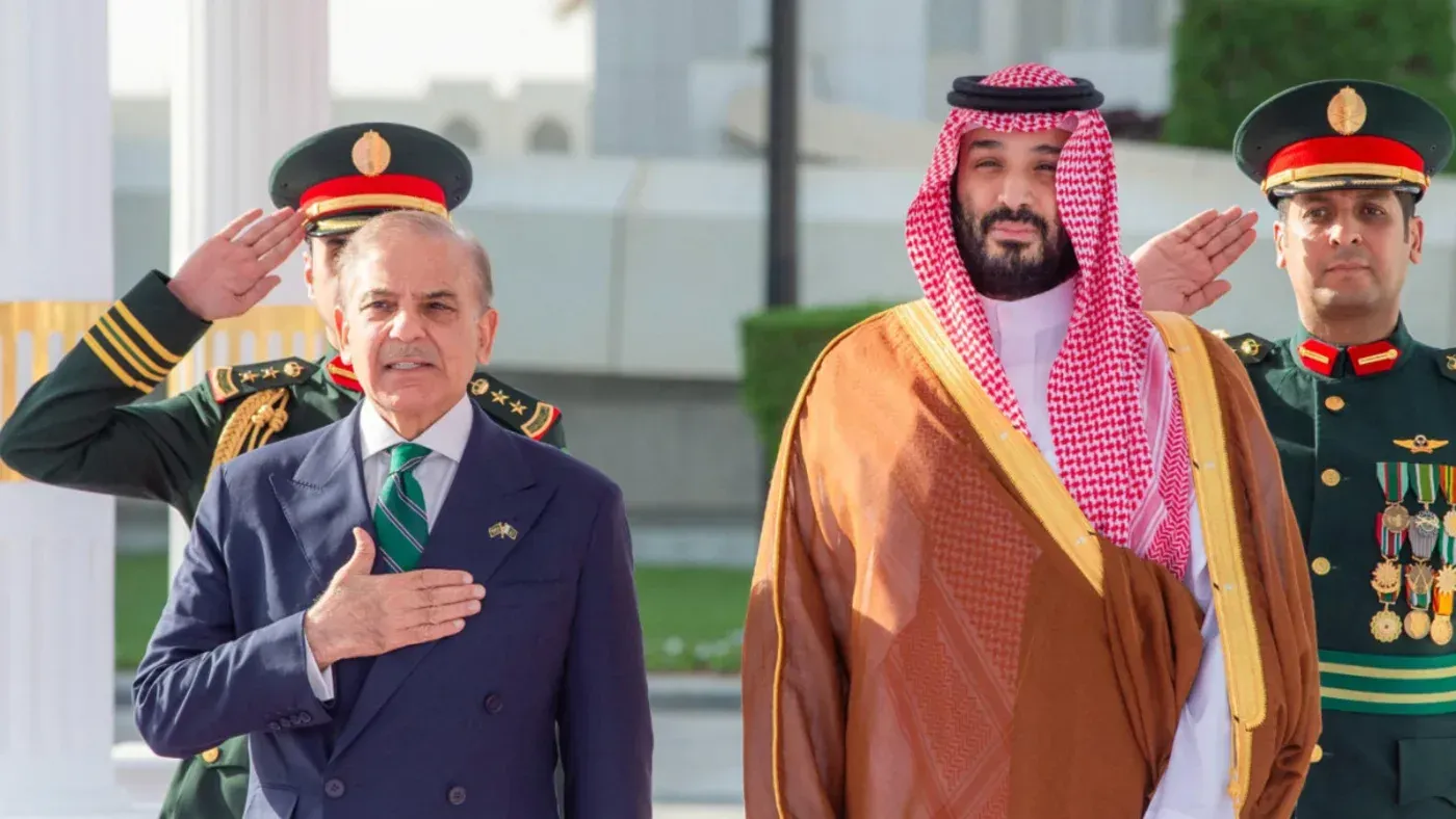 اجتماع بين رئيس وزراء باكستان شهباز شريف وولي العهد السعودي محمد بن سلمان، حيث يتبادلان التحيات العسكرية، في سياق تعزيز التعاون الدفاعي.
