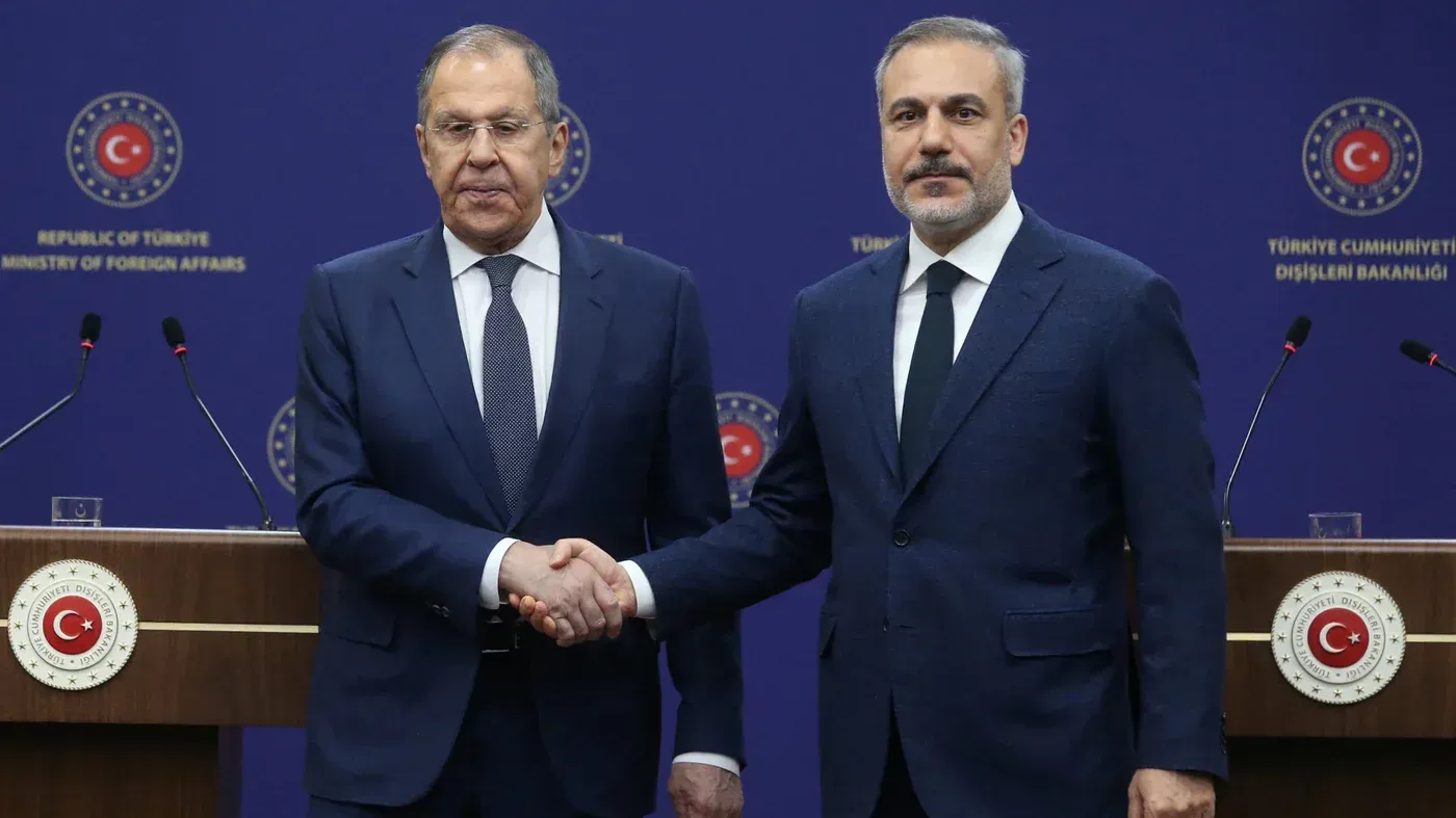 وزير الخارجية الروسي سيرغي لافروف ونظيره التركي هاكان فيدان يتصافحان خلال مؤتمر صحفي حول ضمانات أمنية لأوكرانيا.