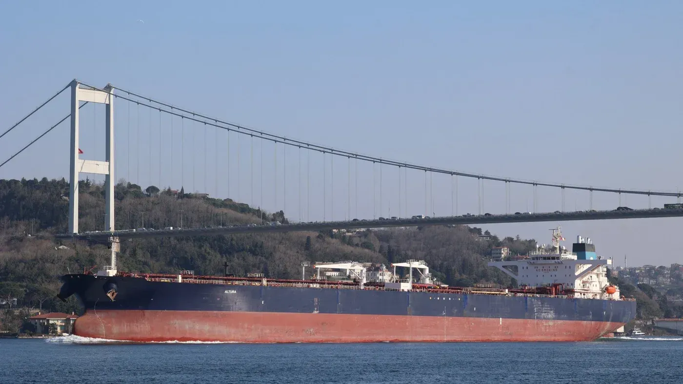 سفينة شحن كبيرة تعبر مضيق البوسفور تحت جسر، في سياق مناقشات حول شحن الغاز الطبيعي المسال إلى أوكرانيا.