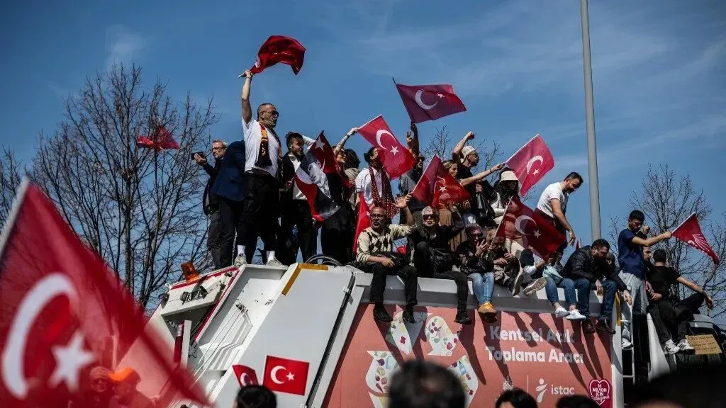 تجمع حشود من أنصار حزب الشعب الجمهوري في إسطنبول، حاملين الأعلام التركية، احتجاجًا على اعتقال رئيس بلدية المدينة أكرم إمام أوغلو.
