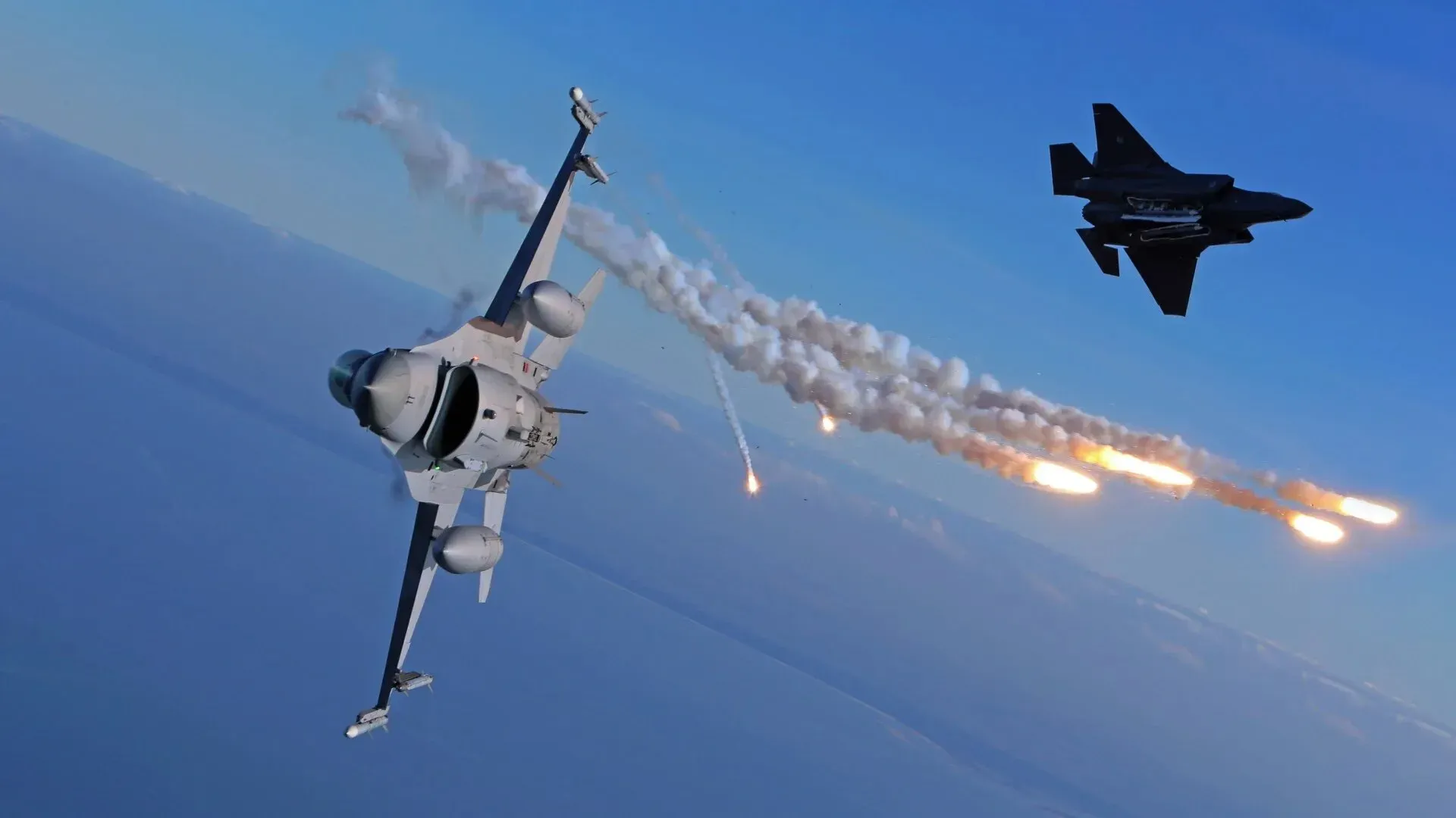 مقاتلة F-16 تطلق صواريخ في السماء، بينما تحلق بجوار طائرة F-35، مع التركيز على التوترات الدفاعية بين تركيا والولايات المتحدة.
