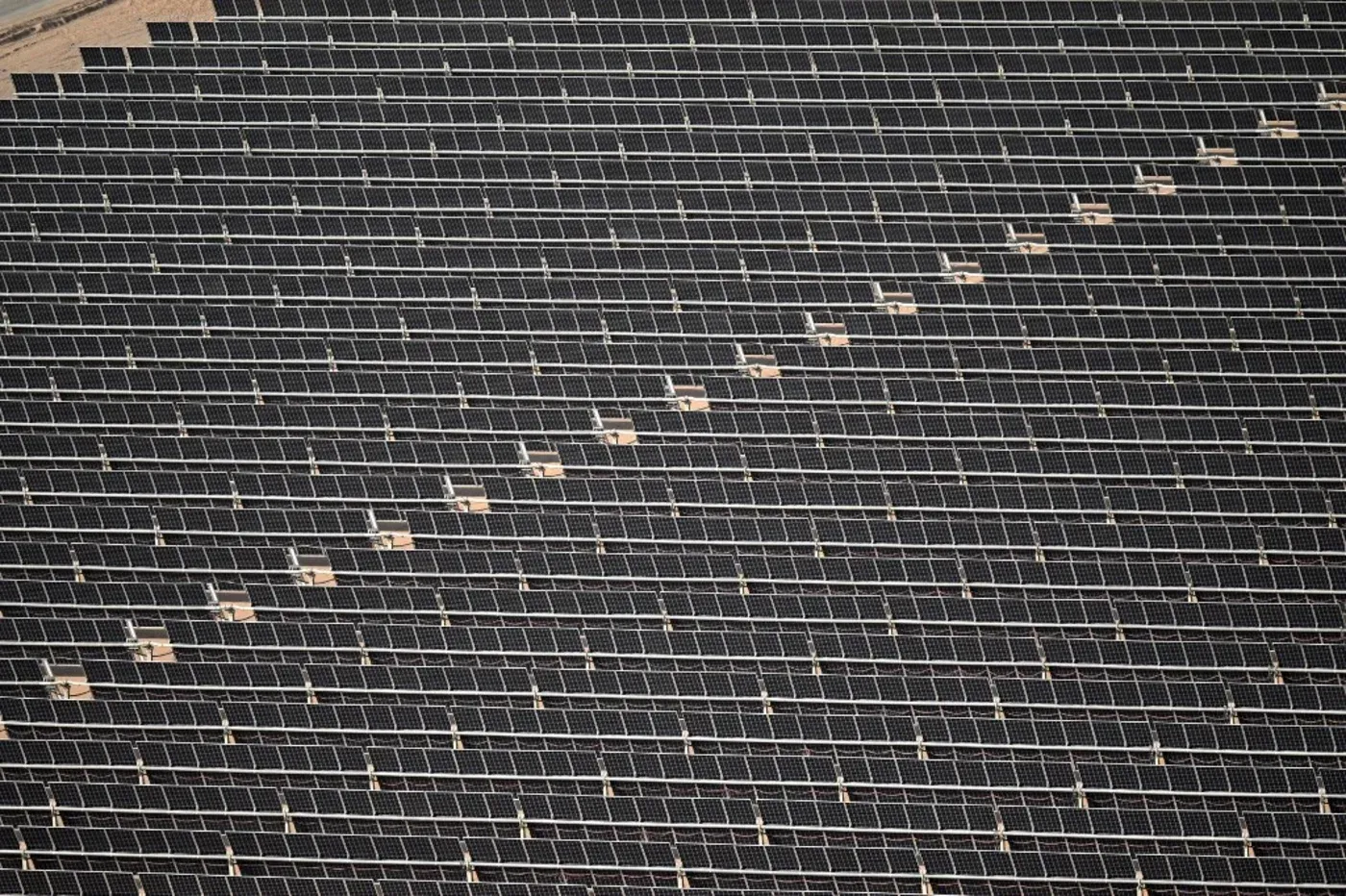 صف من الألواح الشمسية في مشروع الطاقة الشمسية التركي، الذي يهدف إلى توليد 2000 ميغاواط من الطاقة بتكلفة منخفضة.