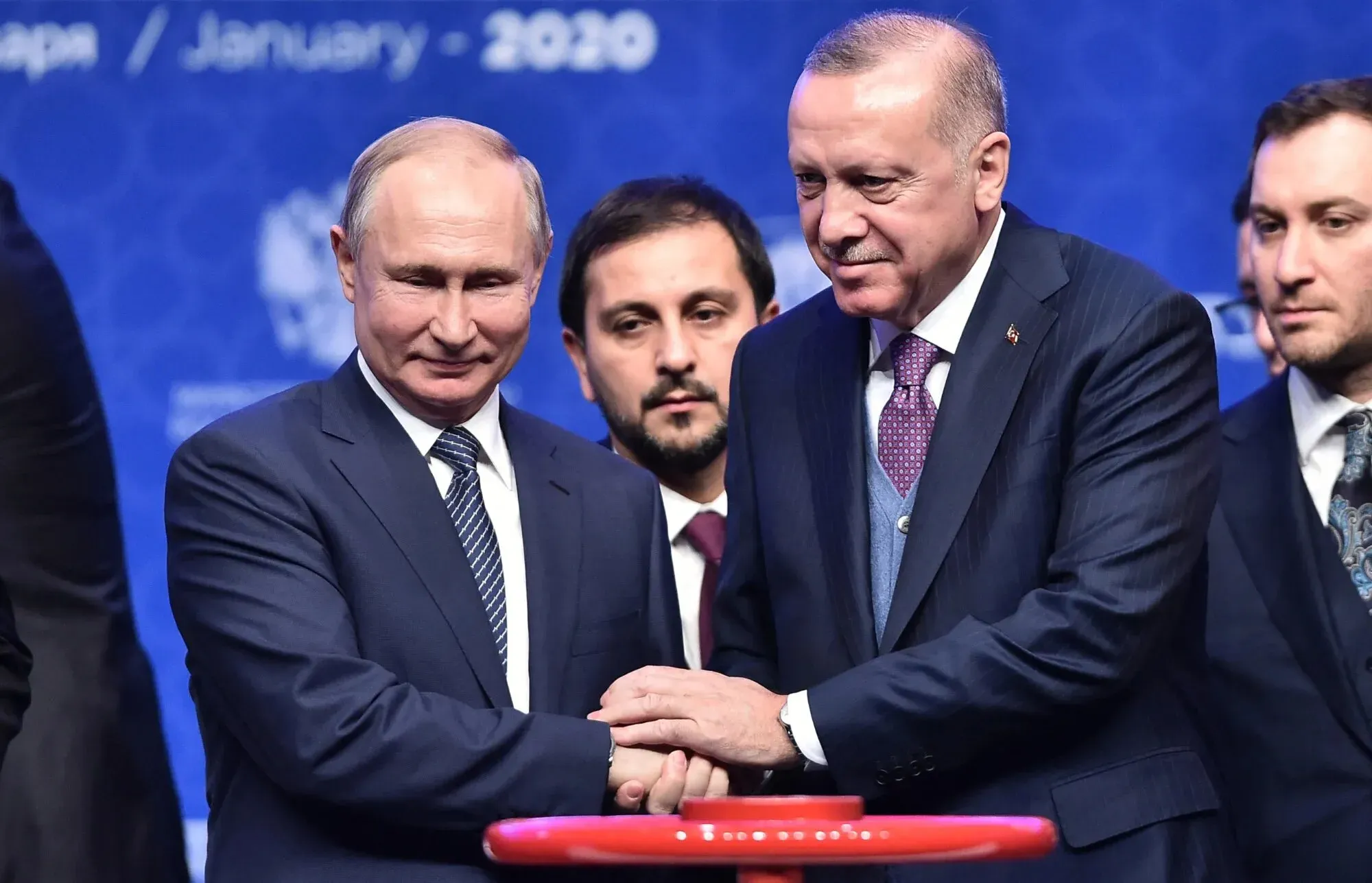 اجتماع بين الرئيس الروسي فلاديمير بوتين والرئيس التركي رجب طيب أردوغان، حيث يتصافحان وسط عدد من المسؤولين، في سياق تعزيز العلاقات الثنائية.