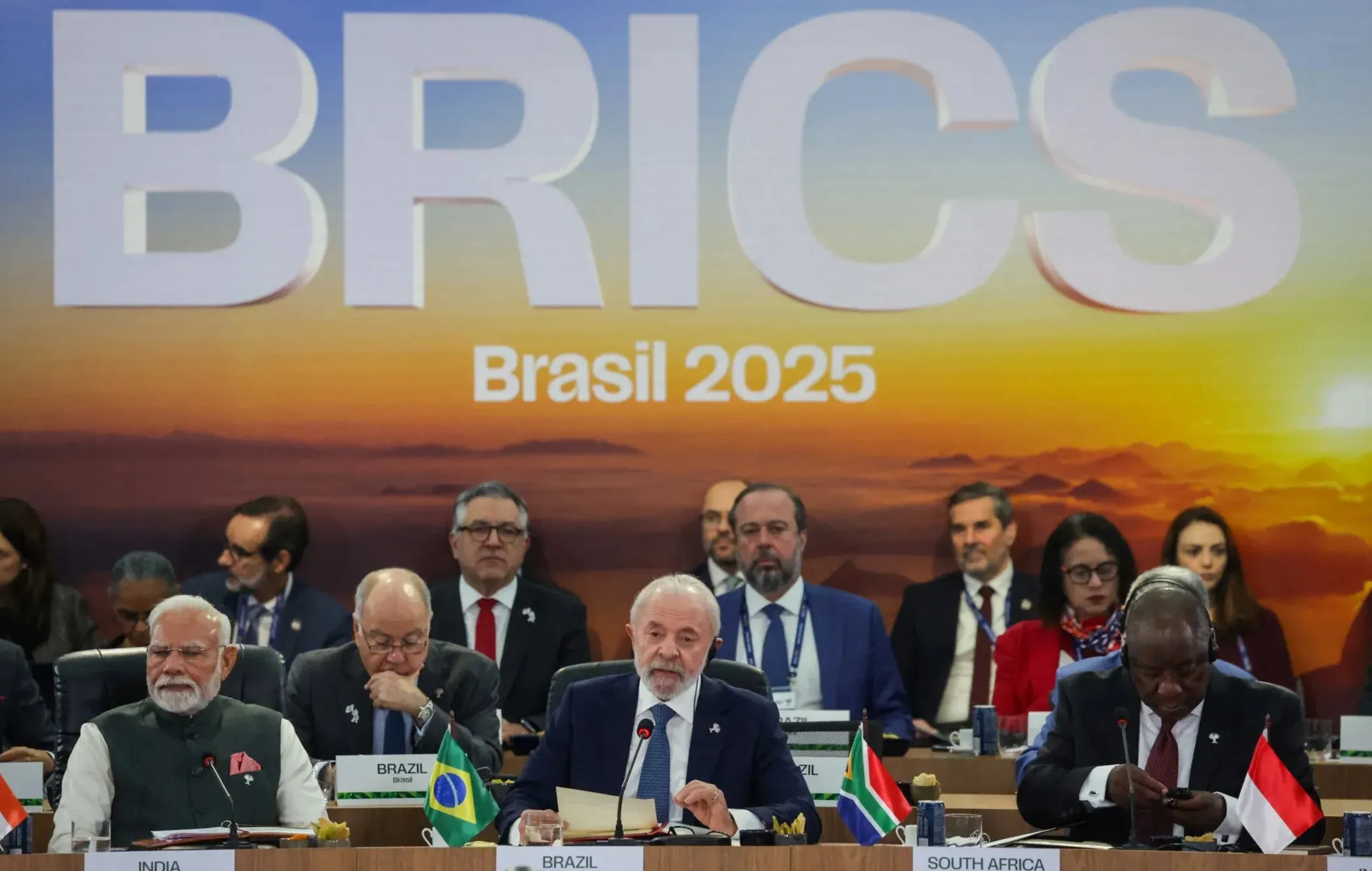 اجتماع قادة مجموعة "بريكس" في البرازيل 2025، مع التركيز على قادة الهند والبرازيل وجنوب أفريقيا، وسط خلفية تحمل شعار المجموعة.