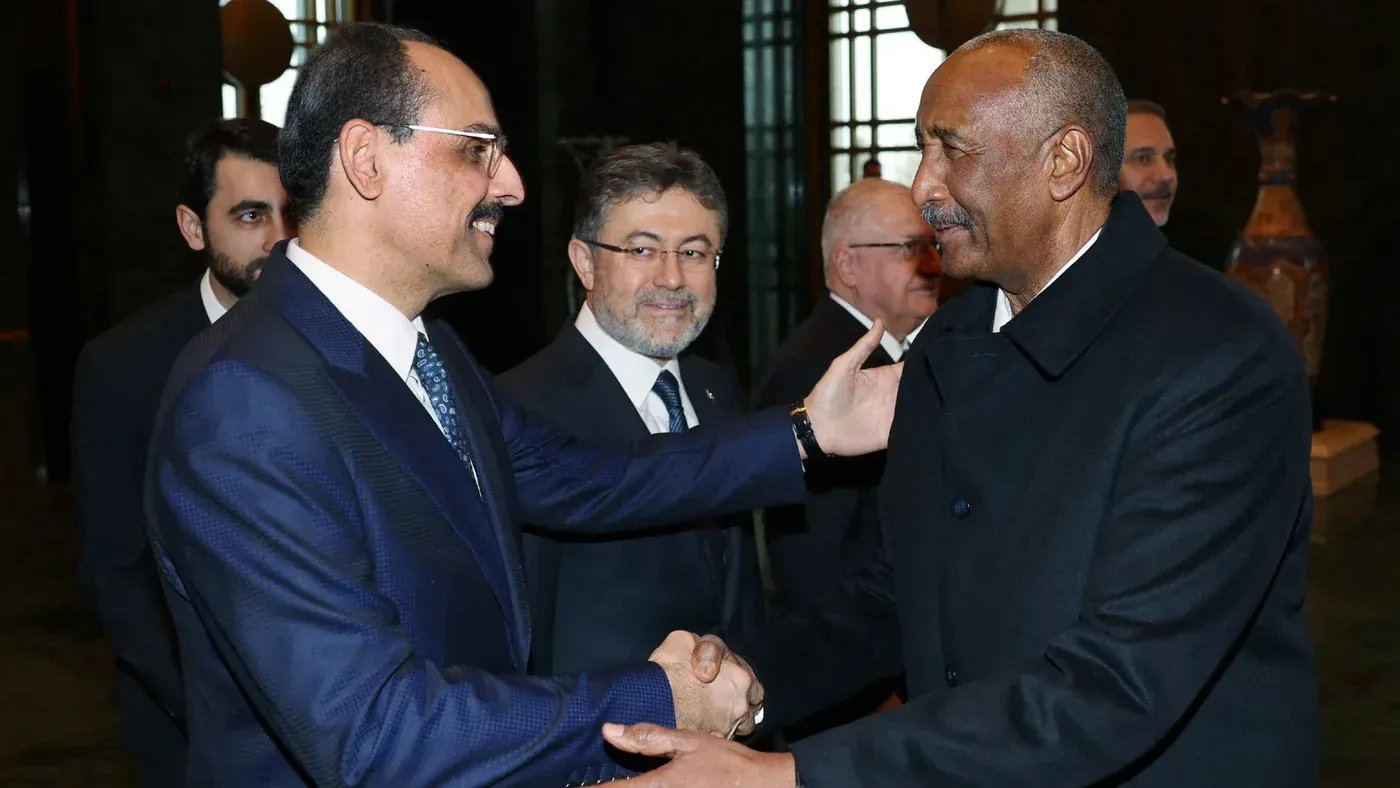 اجتماع بين مسؤولين أتراك وسودانيين، حيث يتبادلون التحيات، مع التركيز على تعزيز التعاون الأمني والدبلوماسي بين تركيا والسودان.