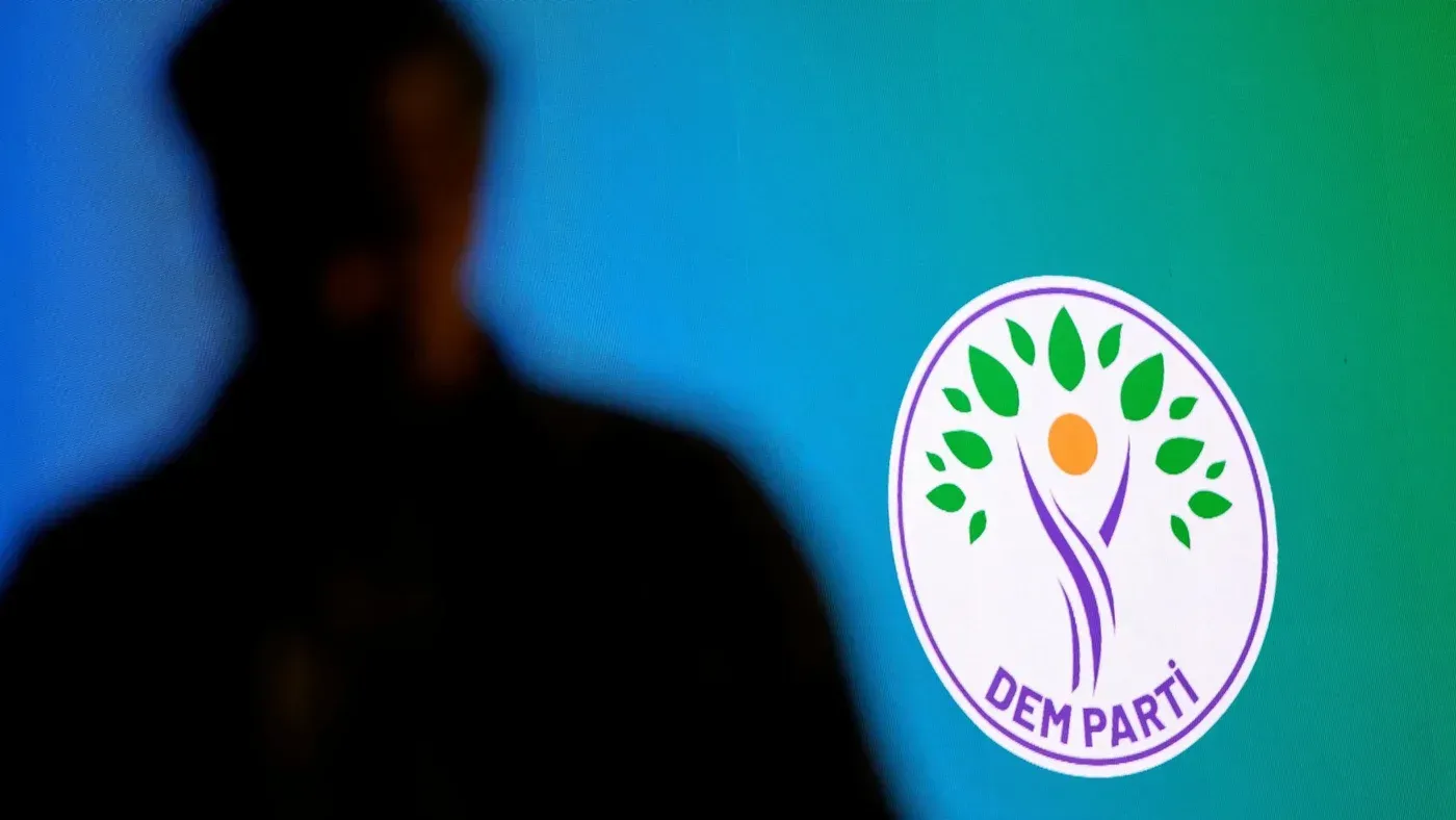 شعار حزب الشعوب للمساواة والديمقراطية (DEM Parti) مع خلفية ملونة، يعكس مواقفه السياسية تجاه الأكراد والحرب الأمريكية الإسرائيلية على إيران.