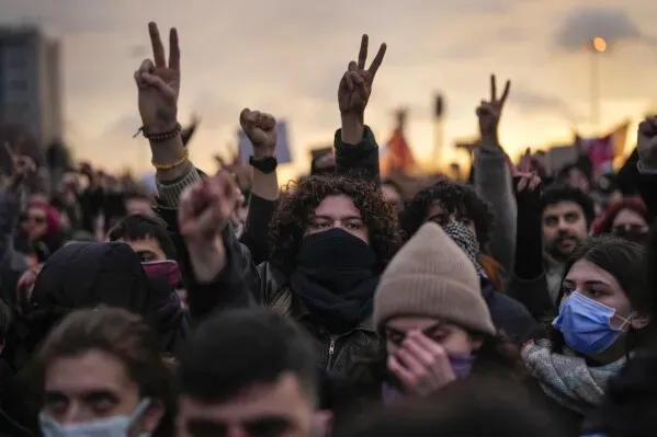 حشود من المتظاهرين في إسطنبول يرفعون إشارات النصر خلال احتجاج ضد اعتقال رئيس البلدية أكرم إمام أوغلو، وسط أجواء مشحونة.