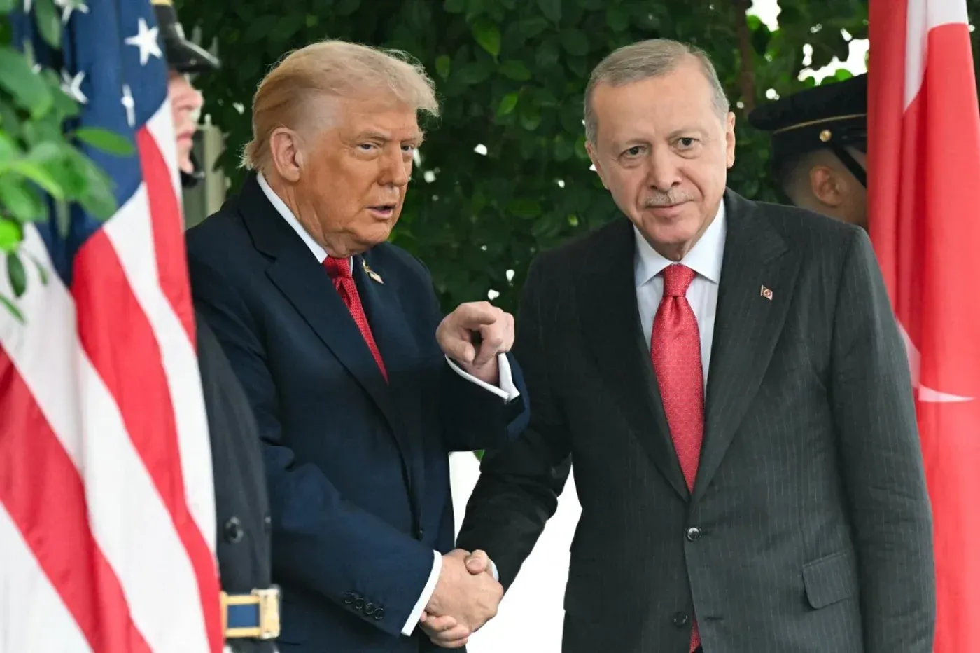 اجتمع الرئيس التركي رجب طيب أردوغان والرئيس الأمريكي دونالد ترامب، حيث ناقشا إمكانية إجراء محادثات دبلوماسية مع إيران لتخفيف التوترات.